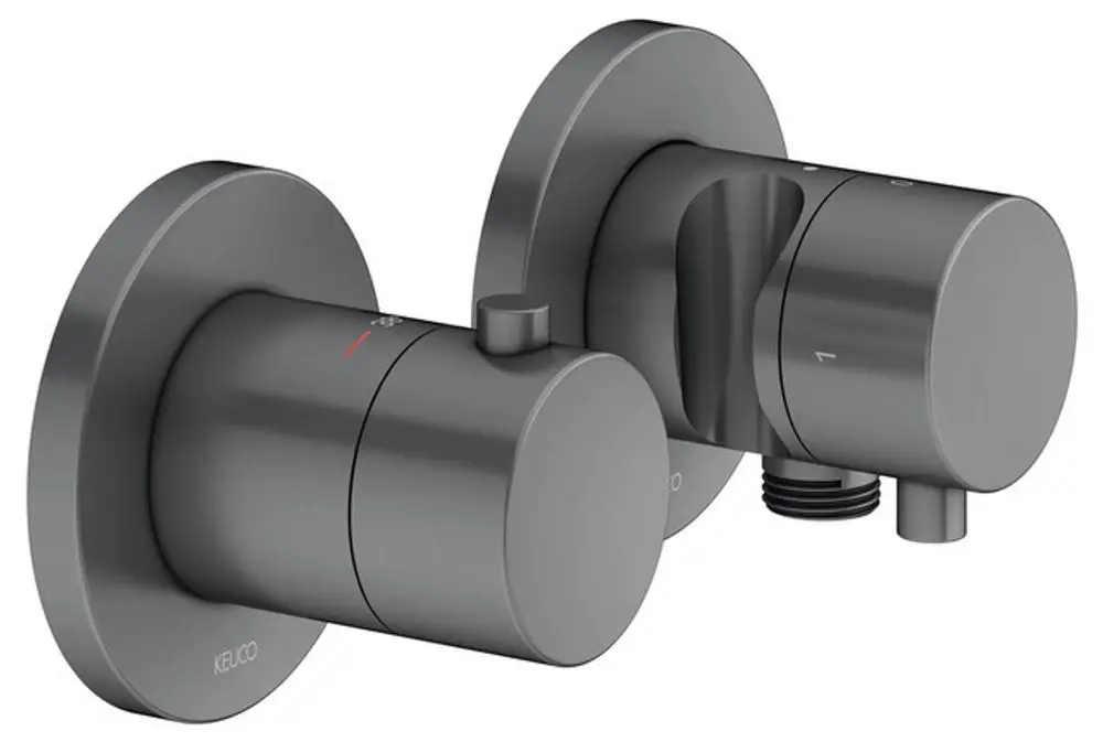 Zwei Wandarmaturen in Schwarz-Chrom-Finish von Keuco, eine mit Temperaturregelung und die andere mit einem Anschluss für einen Schlauch.